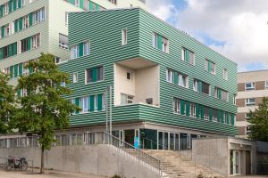 Außenansicht eines modernen Wohngebäudes in Hamburg-Wilhelmsburg, das als Unterkunft für obdachlose Frauen genutzt wird. Hier bietet die Neue Wohnung gGmbH Übergangswohnraum mit sozialpädagogischer Betreuung.