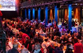 Weihnachtliches Fest in der Hamburger Fischauktionshalle mit rund 450 obdachlosen Menschen sowie Seniorinnen und Senioren, die an festlich gedeckten Tafeln ein Drei-Gang-Menü, Musik und warme Kleidung durch das Projekt „Mehr als eine warme Mahlzeit“ erhalten.