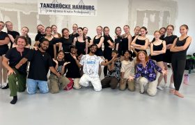 Tanzgruppe aus jungen Tänzerinnen und Tänzern im Tanzstudio der Tanzbrücke Hamburg
