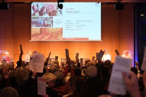 Abstimmung bei der 91. Parlamentssitzung des Hamburger Spendenparlaments im Körber Forum. Mitglieder heben Stimmkarten für soziale Projekte.