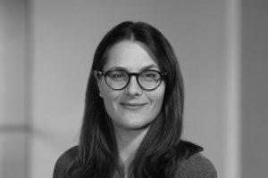 Sandra Berger, ehrenamtlich engagiert in der Presse- und Öffentlichkeitsarbeit des Hamburger Spendenparlaments, Porträt in Schwarz-Weiß.