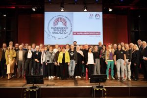 Gruppenfoto der 23 geförderten Projekte sowie der Finanzkommission und des Präsidiums des Hamburger Spendenparlaments bei der 92. Parlamentssitzung.