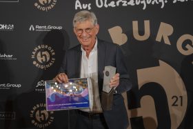 Dr. Stephan Reimers nimmt bei der Jubiläumsveranstaltung „5 Jahre Hamburger Originale“ den Elbe Award für sein Lebenswerk entgegen. Die Auszeichnung würdigt sein langjähriges soziales und gesellschaftliches Engagement für Hamburg.
