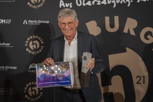 Dr. Stephan Reimers nimmt bei der Jubiläumsveranstaltung „5 Jahre Hamburger Originale“ den Elbe Award für sein Lebenswerk entgegen. Die Auszeichnung würdigt sein langjähriges soziales und gesellschaftliches Engagement für Hamburg.