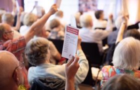 Mitglieder des Hamburger Spendenparlaments stimmen während der 93. Parlamentssitzung mit ihren persönlichen Stimmkarten über Förderanträge ab.