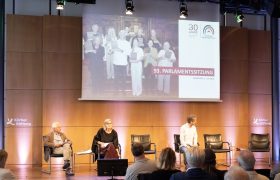 Podium der 93. Parlamentssitzung des Hamburger Spendenparlaments im KörberForum in Hamburg am 1. Juli 2026.
